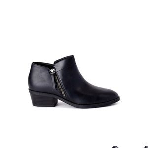 Time & tru black leather ankle boot side zip 7